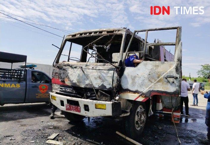 Mobil Damkar Terbakar Dilempar Molotov, 2 Petugas Dilarikan ke Klinik