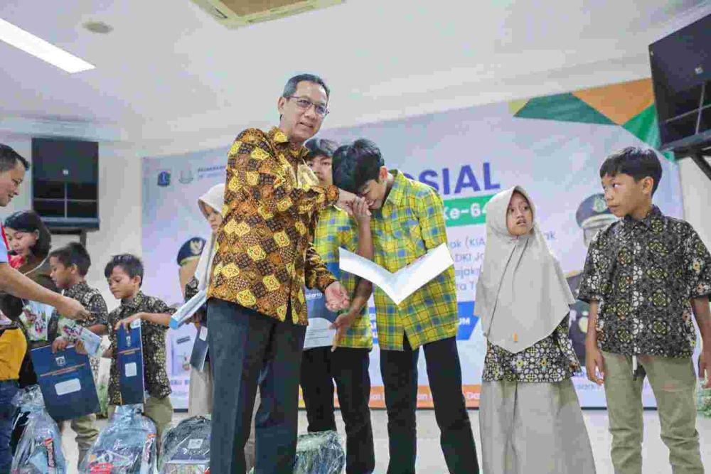 Heru Bagikan 235 Akta Kelahiran dan KIA ke Anak Panti Sosial Jaktim