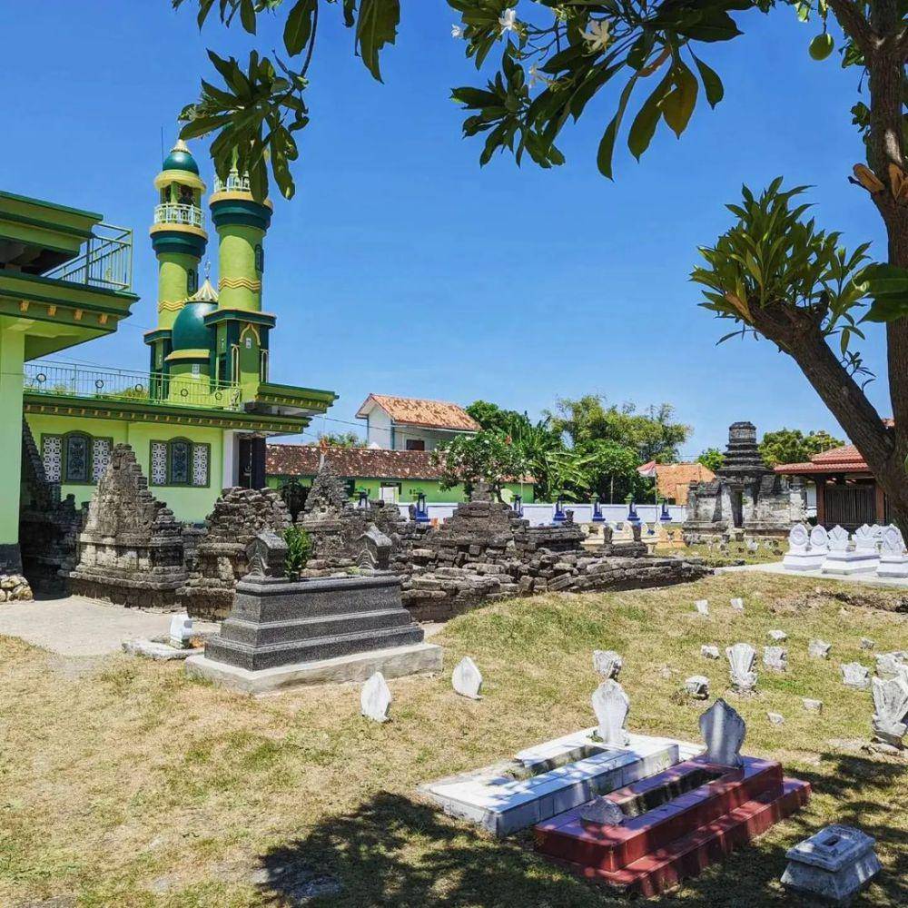 Area makam yang terdapat di area Masjid Madegan, Sampang. Instagram/maduraholic