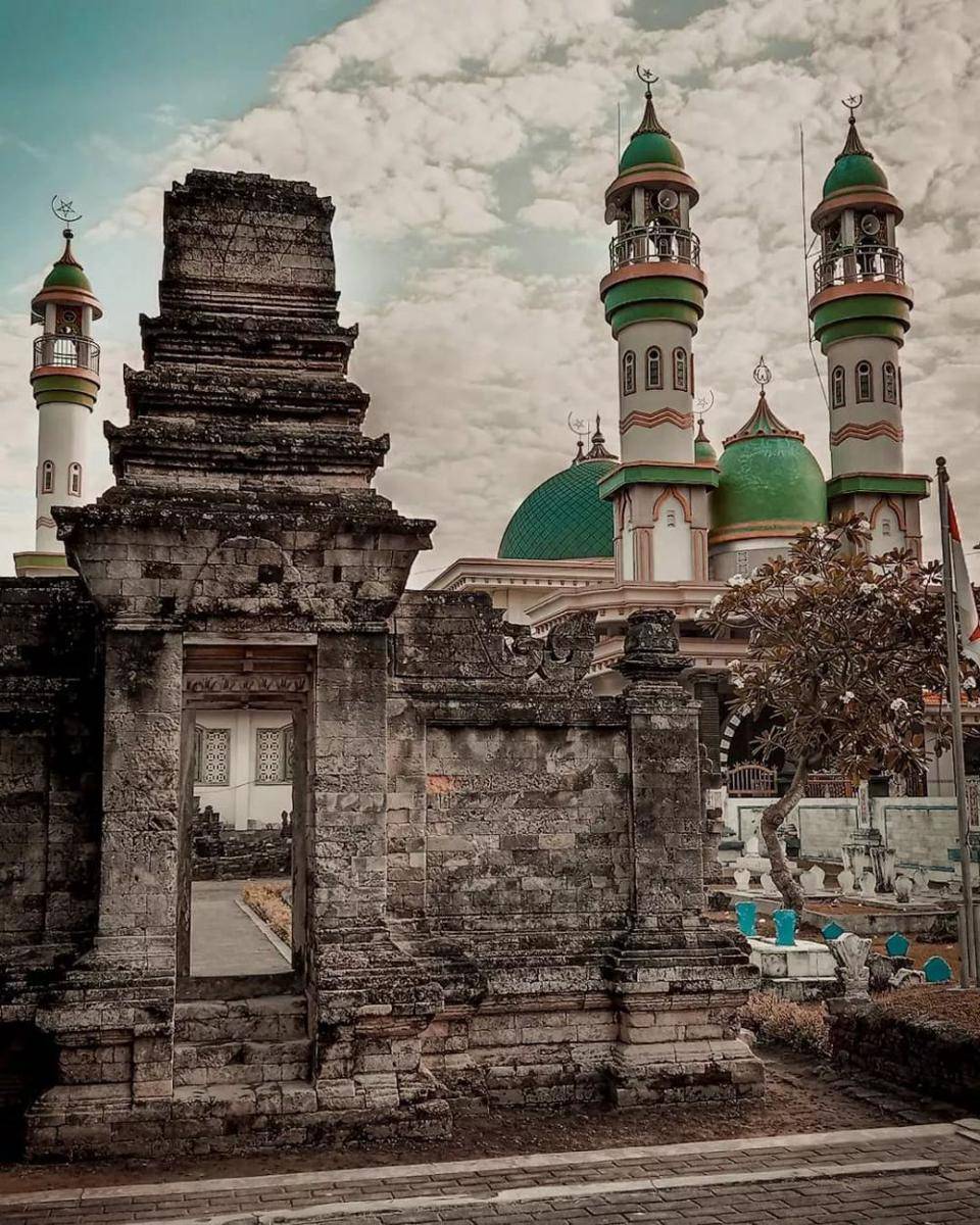 Salah satu peninggalan yaitu gapura yang ada di kompleks makam Madegan Sampang. Instagram/pesonasampang