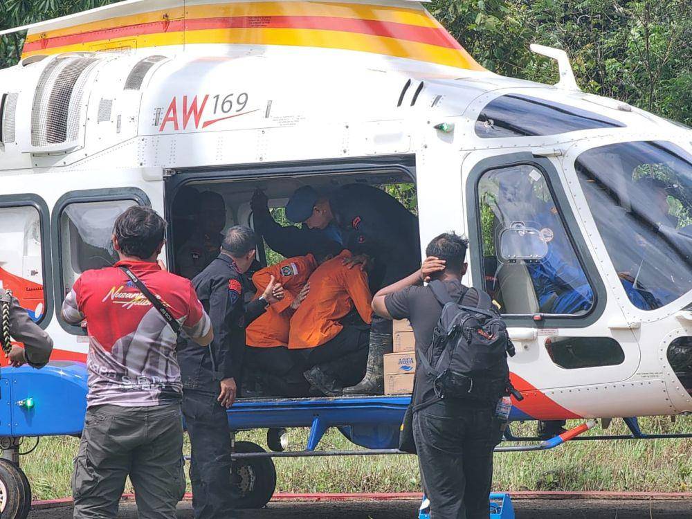 Helikopter yang digunakan untuk mengevakuasi korban tambang emas rakyat di Kecamatan Suwawa Timur, Kabupaten Bone Bolango, Provinsi Gorontalo. Dok. Kodam XIII/Merdeka