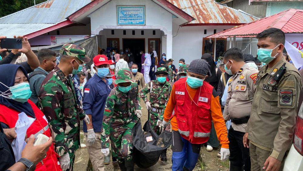Petugas mengangkut jenazah korban tambang emas rakyat di Kecamatan Suwawa Timur, Kabupaten Bone Bolango, Gorontalo. Dok. Kodam XIII Merdeka
