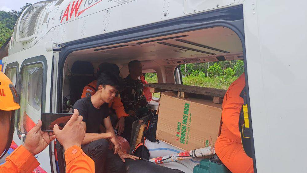 Petugas yang hendak mengevakuasi korban tambang emas rakyat di Kecamatan Suwawa Timur, Kabupaten Bone Bolango, Provinsi Gorontalo. Dok. Basarnas Manado
