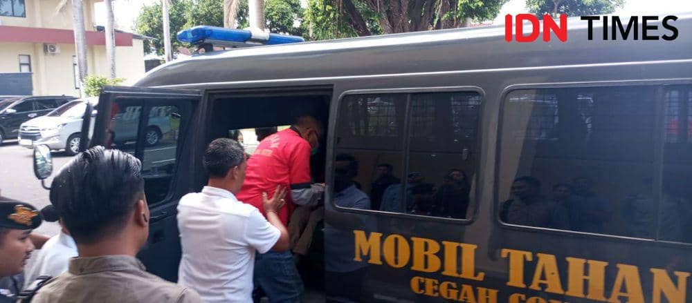 Tersangka korupsi pembangunan proyek RS Manggelewa Dompu 2017. (IDN Times/Muhammad Nasir)