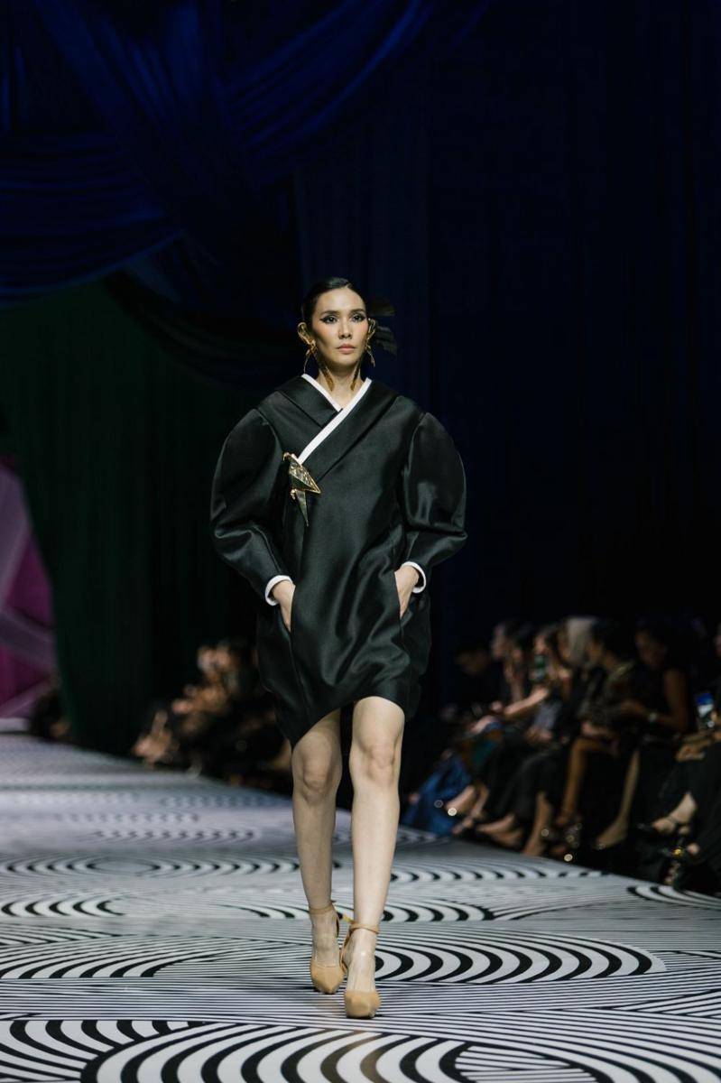 Koleksi Oru Kami Sebastian Gunawan dan Cristina Panarese bernuansa monokrom (dok. Sebastian Gunawan Signature)