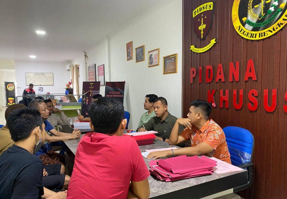 Para tersangka saat menjalani proses Tahap II di Kejari Bengkalis (IDN Times/ dok kejari bengkalis)