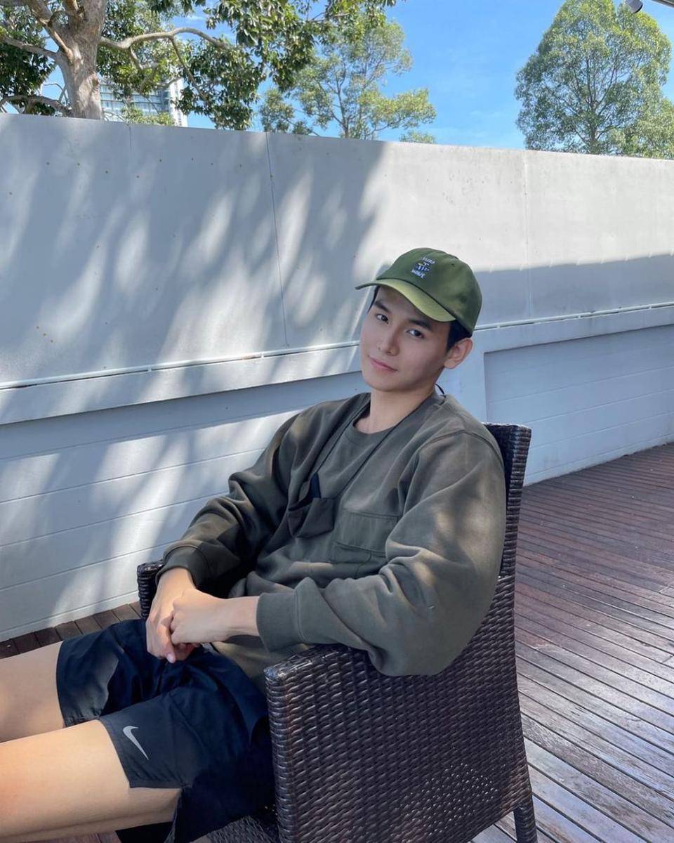 potret mix and match sweatshirt ala Ja Phachara (instagram.com/jjaajaaaa)