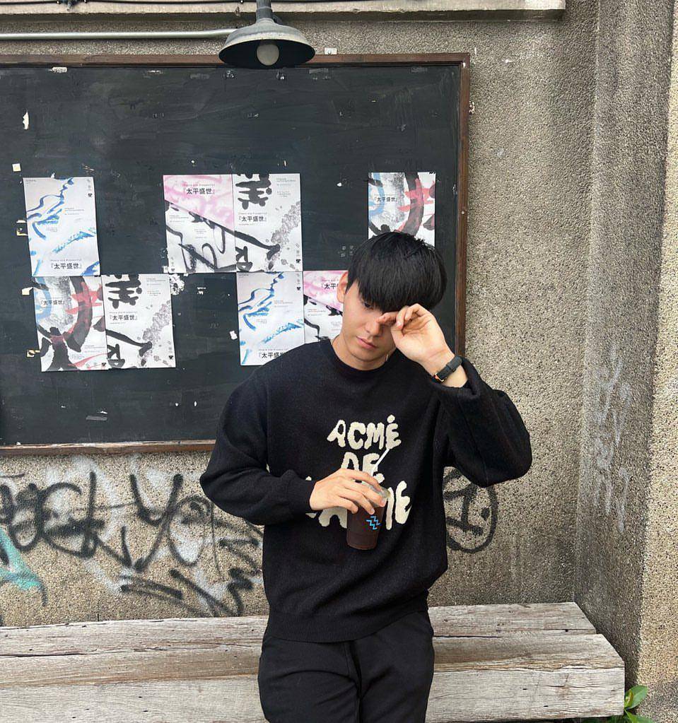 potret mix and match sweatshirt ala Ja Phachara (instagram.com/jjaajaaaa)