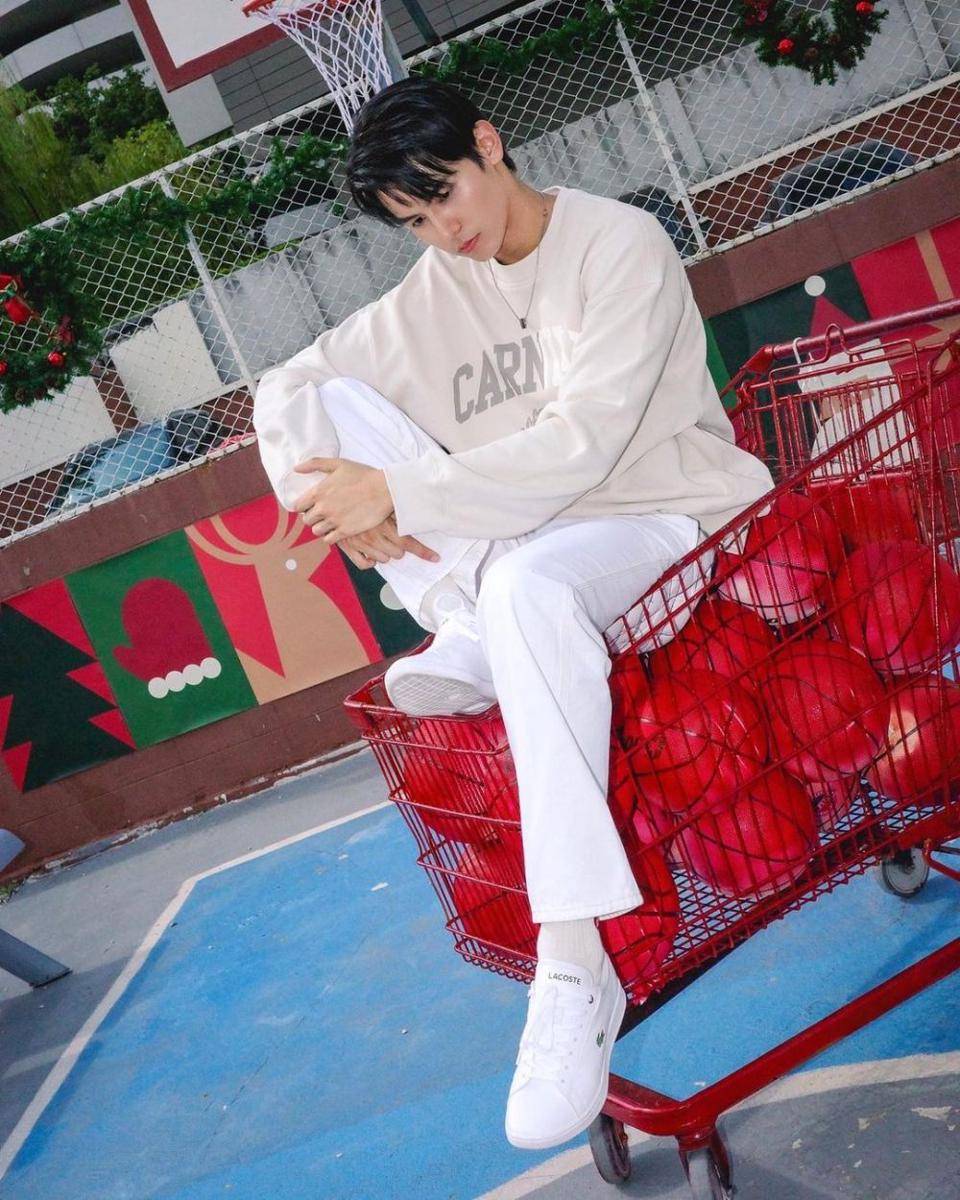 potret mix and match sweatshirt ala Ja Phachara (instagram.com/jjaajaaaa)
