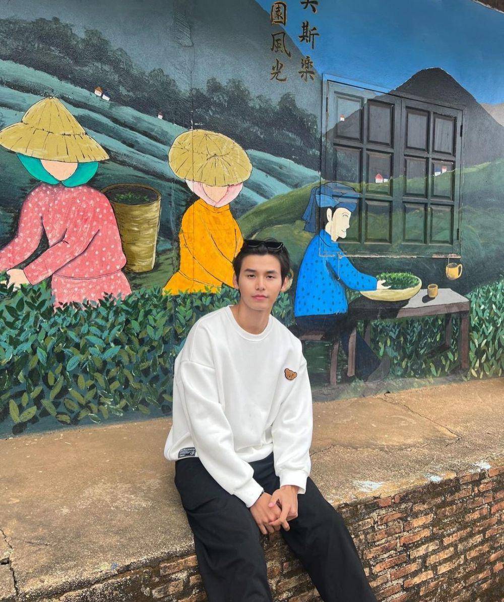 potret mix and match sweatshirt ala Ja Phachara (instagram.com/jjaajaaaa)