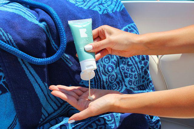 Ilustrasi sedang menggunakan sunscreen (unsplash.com/BATCH by Wisconsin Hemp Scientific)