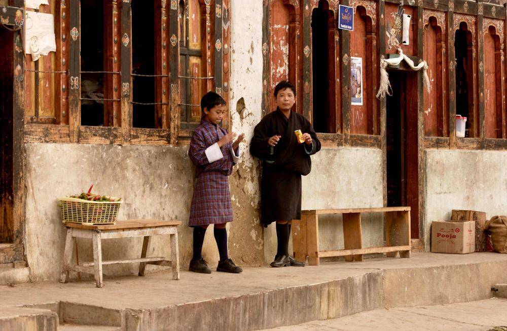 Potret anak-anak di Bhutan mengenakan pakaian tradisional (unsplash.com/2721poipu)
