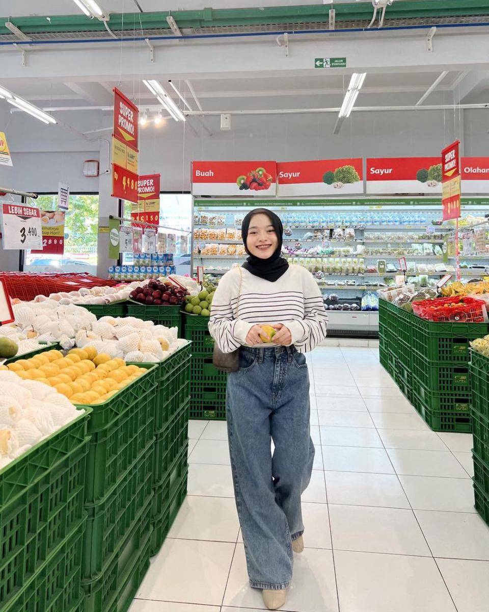 mix and match long pants ala Chichi Annisa (instagram.com/chichiiannisa)