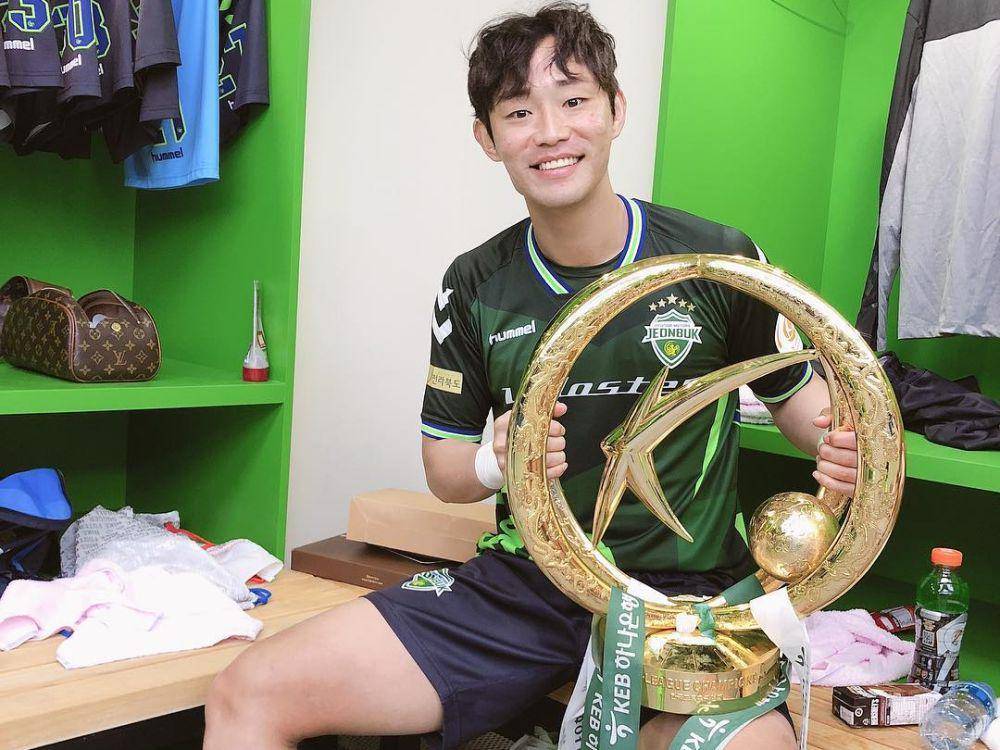 Choi Bo Kyung ketika membawa trofi K League 1 2018 yang diraih bersama Jeonbuk Hyundai Motors. (instagram.com/bokyung_88)