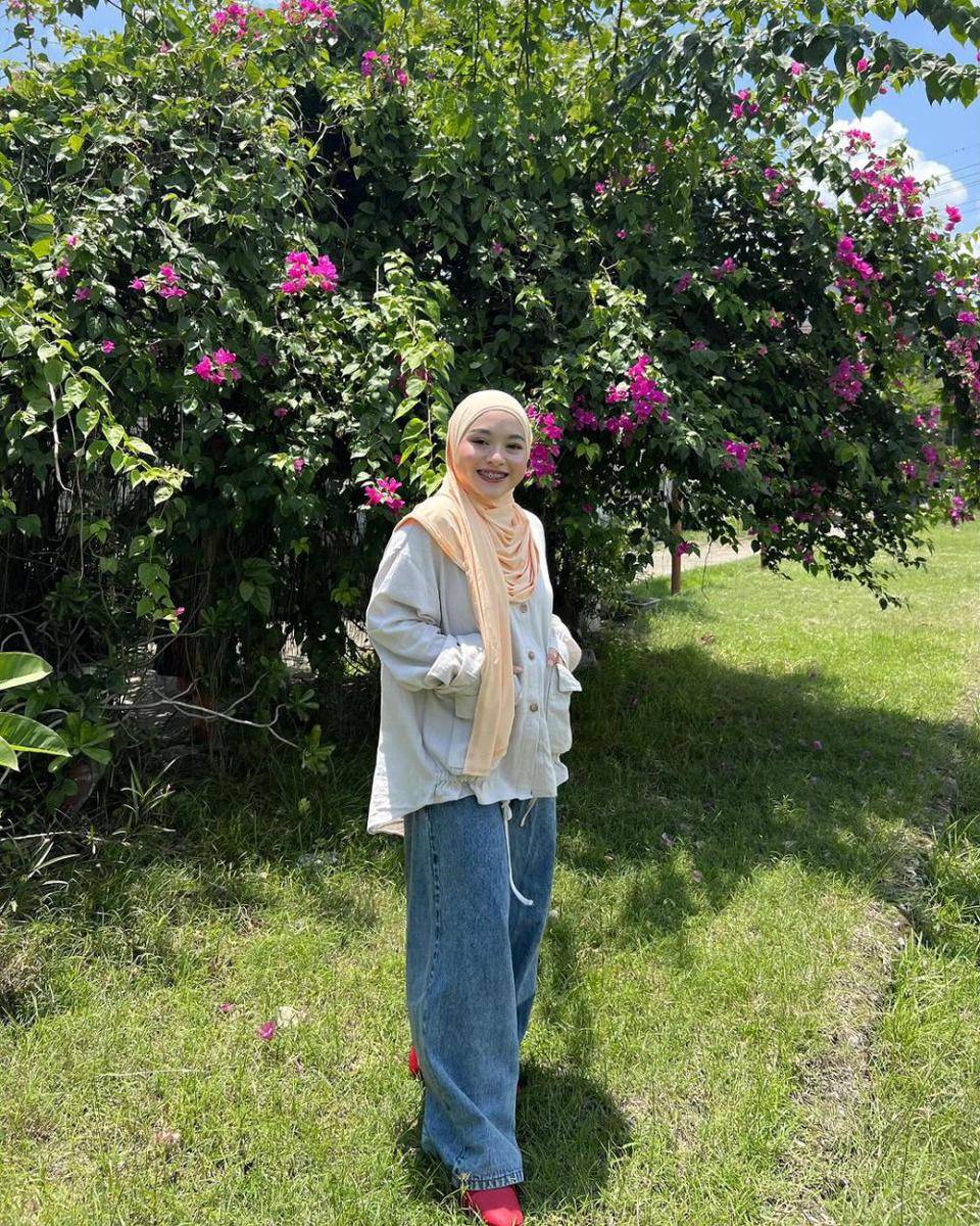 mix and match long pants ala Chichi Annisa (instagram.com/chichiiannisa)