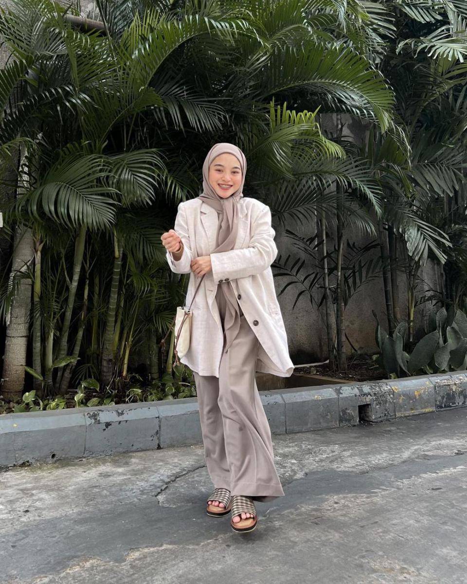 mix and match long pants ala Chichi Annisa (instagram.com/chichiiannisa)