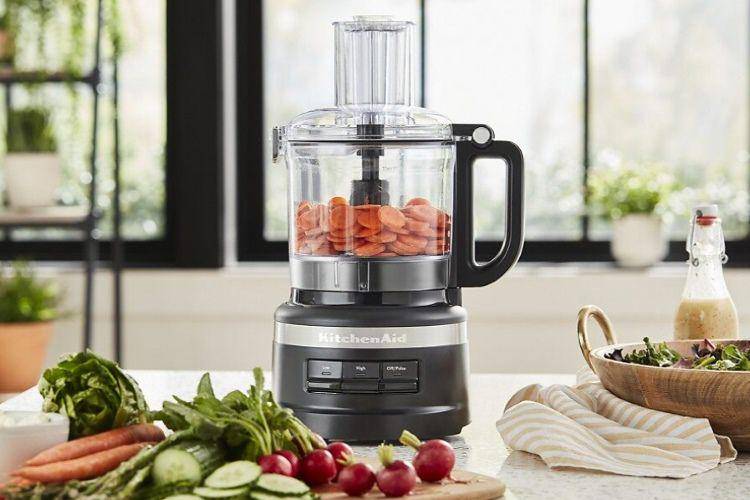 ilustrasi menggunakan chopper (kitchenaid.com)