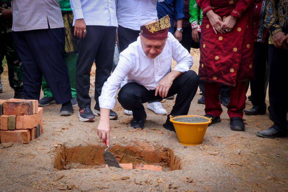 MenKopUKM, Teten Masduki, pada acara peletakan batu pertama (Ground Breaking) pembangunan pabrik kelapa sawit dan minyak makan merah di KUD Sumber Makmur, Desa Bukit Gajah, Kabupaten Pelalawan, Provinsi Riau, Jumat (12/7/2024). (Dok. Kemenkop)
