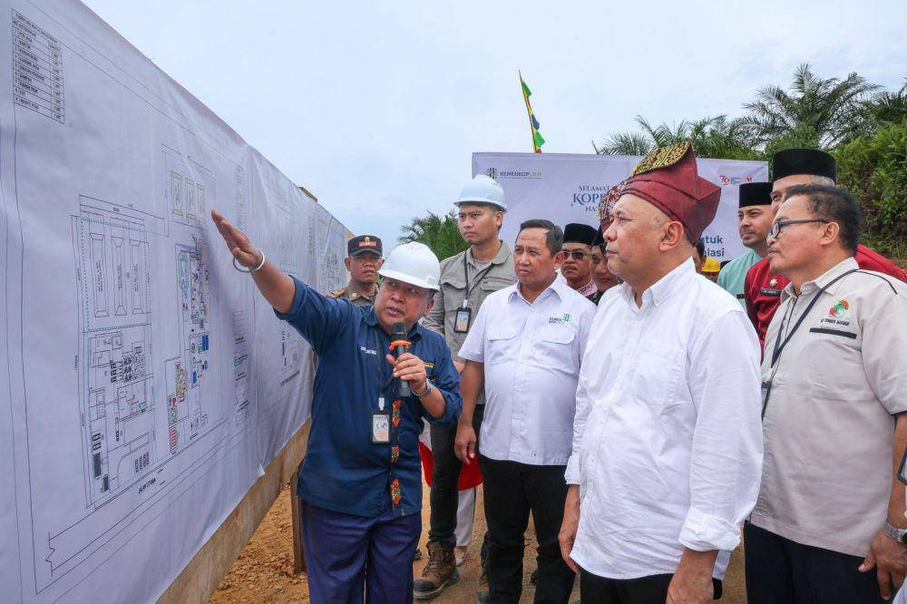 MenKopUKM, Teten Masduki, pada acara peletakan batu pertama (Ground Breaking) pembangunan pabrik kelapa sawit dan minyak makan merah di KUD Sumber Makmur, Desa Bukit Gajah, Kabupaten Pelalawan, Provinsi Riau, Jumat (12/7/2024). (Dok. Kemenkop)