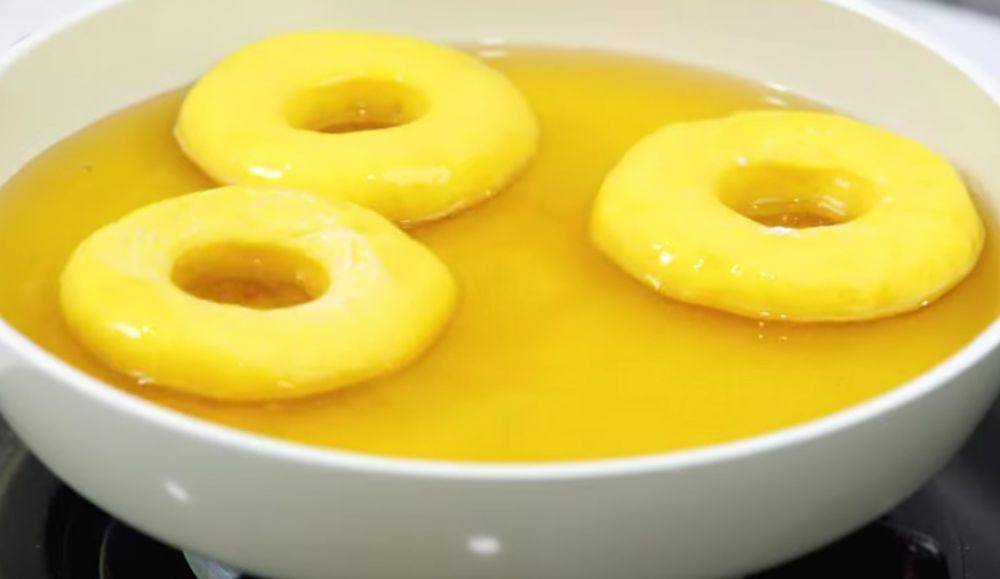 Menggoreng donat labu kuning (youtube.com/Luvita Ho)