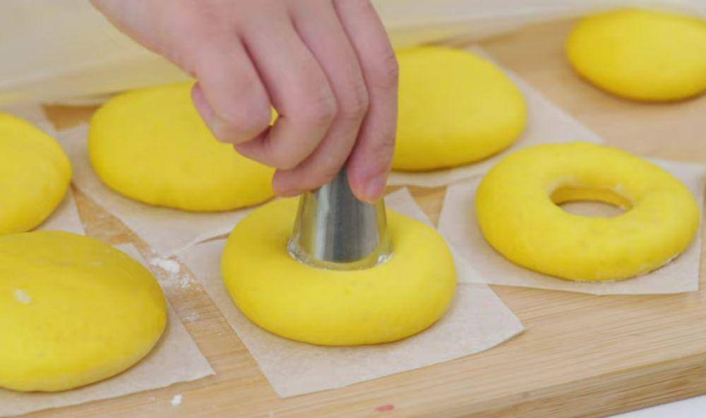 Mencetak donat (youtube.com/Luvita Ho)