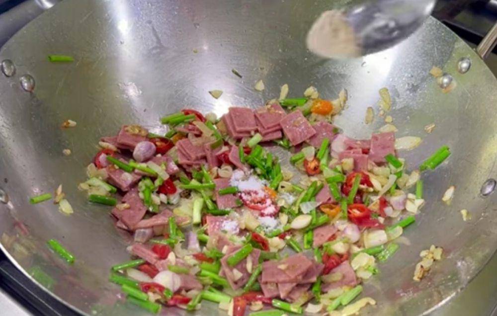 membuat nasi goreng daging asap (youtube.com/Ceceromed Kitchen)