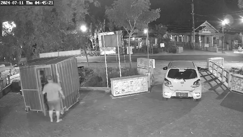 Terekam CCTV Maling Bermobil Bobol Kedai Es Teh di Ponorogo
