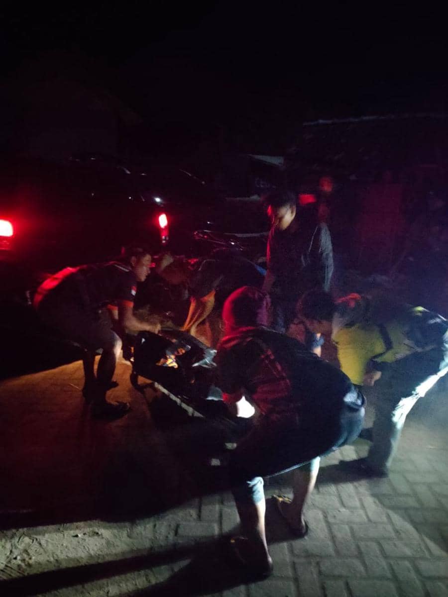 Proses evakuasi korban laka sungai Cawang Baros Bantul.(Dok Basarnas Yogyakarta)