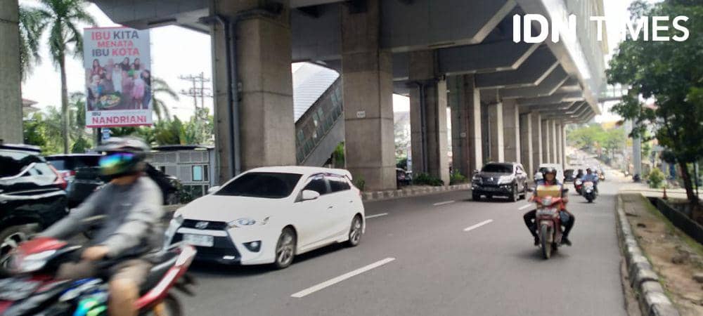 Kondisi jalan di bawah jembatan LRT Sumsel (IDN Times/Rangga Erfizal)