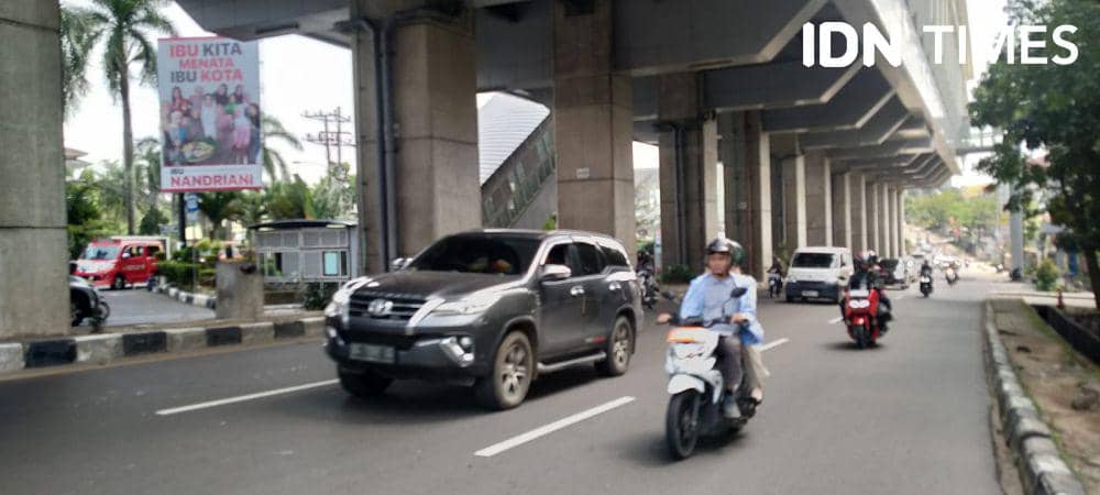 Tetesan Air dari Stasiun LRT Sebabkan Jalan Palembang Rusak