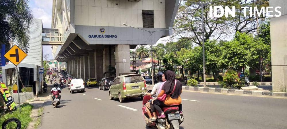 Kondisi jalan di bawah jembatan LRT Sumsel (IDN Times/Rangga Erfizal)