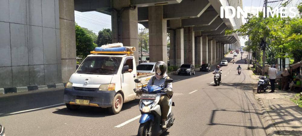 Kondisi jalan di bawah jembatan LRT Sumsel (IDN Times/Rangga Erfizal)