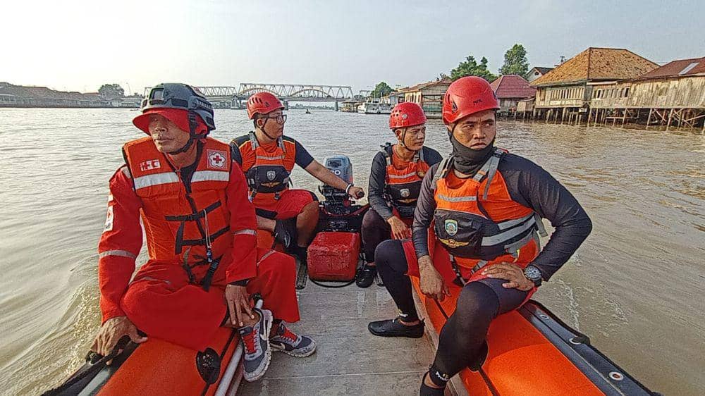 Pekerja Perbaikan Jembatan Jatuh dan Tenggelam ke Sungai Ogan