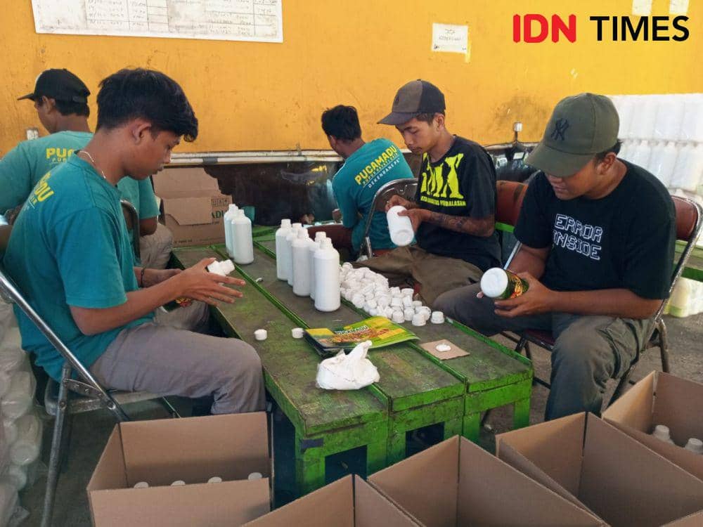 Proses pengemasan PHC Puca Madu.(IDN Times/Daruwaskita)