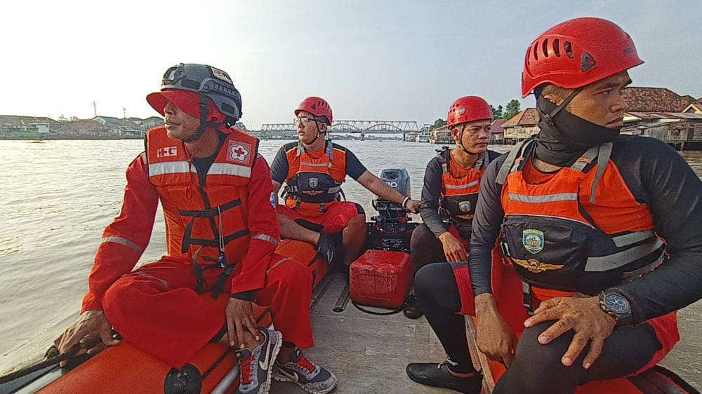 proses perbaikan jembatan hilang di sungai Ogan (Dok< istimewa)