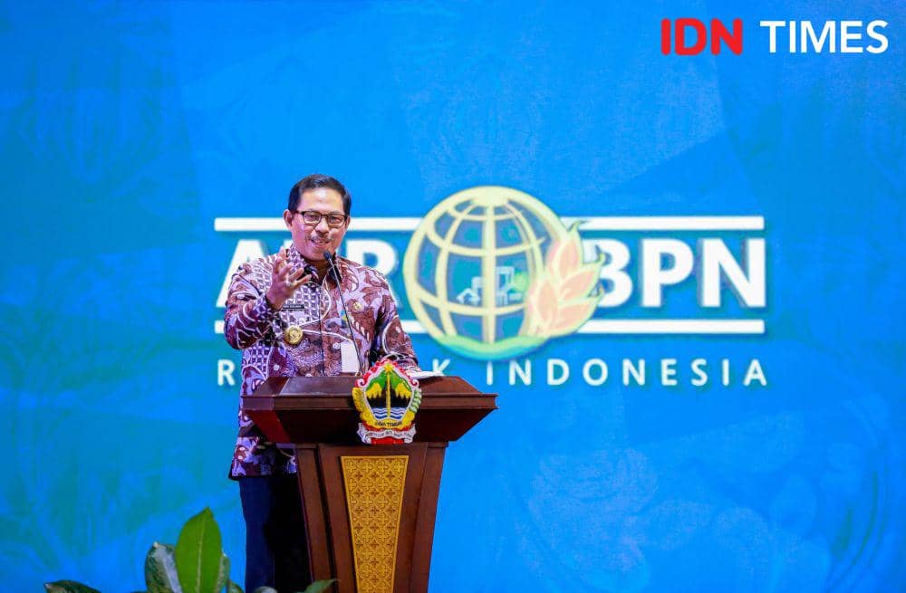 Pj Gubernur Jateng Nana Sudjana saat acara peluncuran implementasi sertifikat tanah elektronik di Gubernuran, Jalan Pahlawan, Semarang, Jumat (12/7/2024). (IDN Times/Fariz Fardianto)