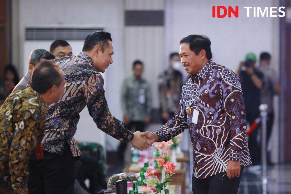 Menteri ATR/BPN Agus Harimurti Yudhoyono alias AHY bersalaman dengan Pj Gubernur Jateng Nana Sudjana. (IDN Times/Fariz Fardianto)