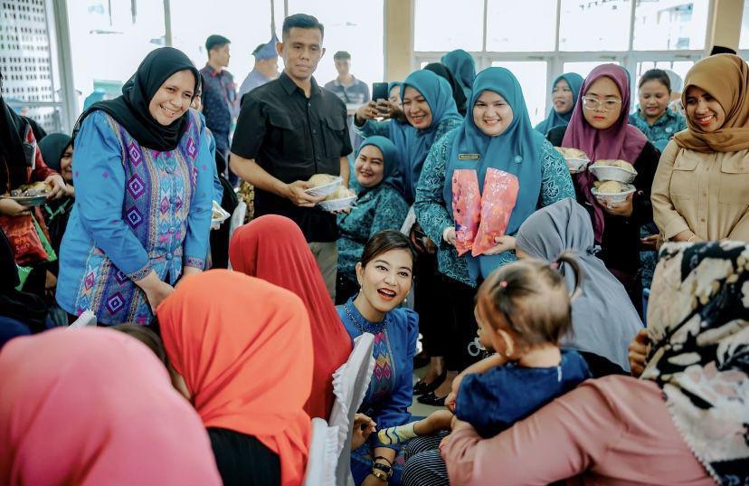 Kahiyang Ayu Beri PMT pada 34 Anak Stunting di Medan Marelan