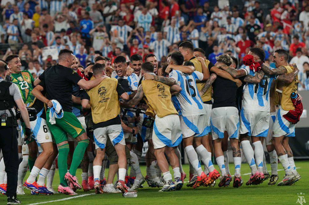 Pemain Timnas Argentina merayakan kelolosan mereka ke final Copa America 2024. (twitter.com/Argentina)