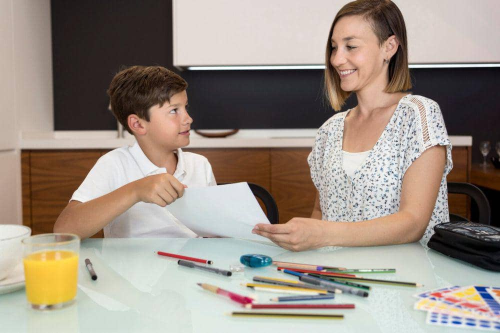 ilustrasi ibu membantu anak persiapan sekolah (freepik.com/freepik)