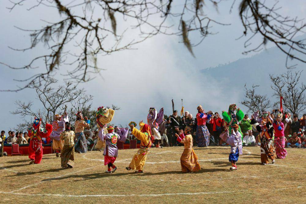 Potret warga Bhutan sedang berpesta (unsplash.com/pgyamtsho)