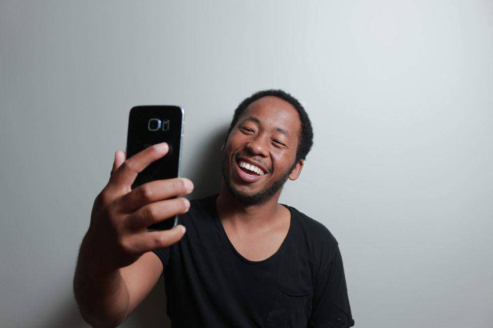 ilustrasi selfie (pexels.com/REAFON GATES)
