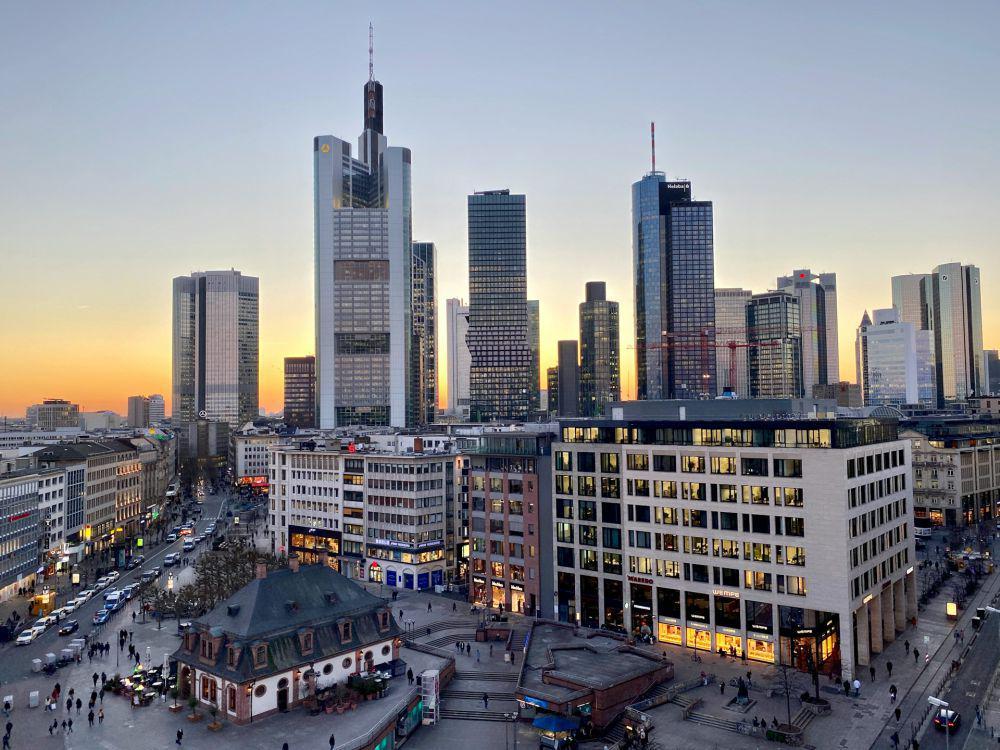 Frankfurt (unsplash.com/@saaaaanjay)