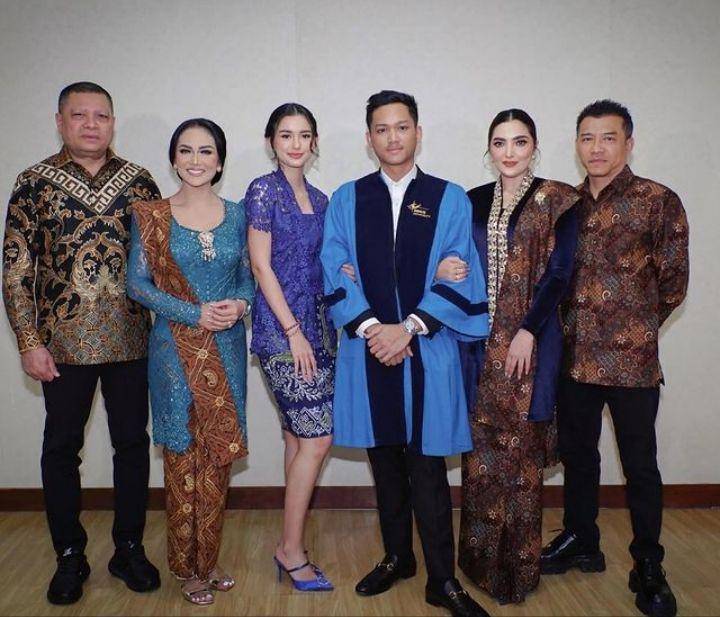 Sarah hadiri wisuda Azriel (Instagram.com/ashanty_ash)