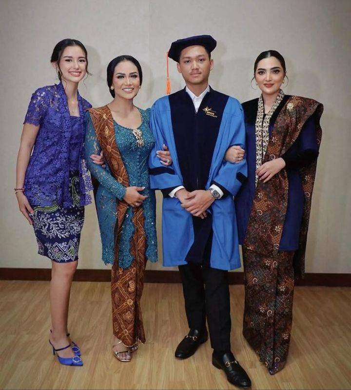Sarah hadiri wisuda Azriel (Instagram.com/ashanty_ash)