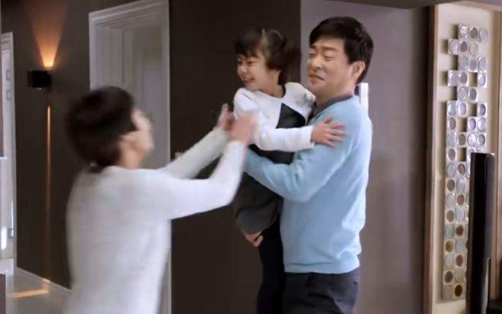 Son Hyun Joo dan Kim Soo Ahn di film Hide and Seek (dok. Next Entertainment World/Hide and Seek)