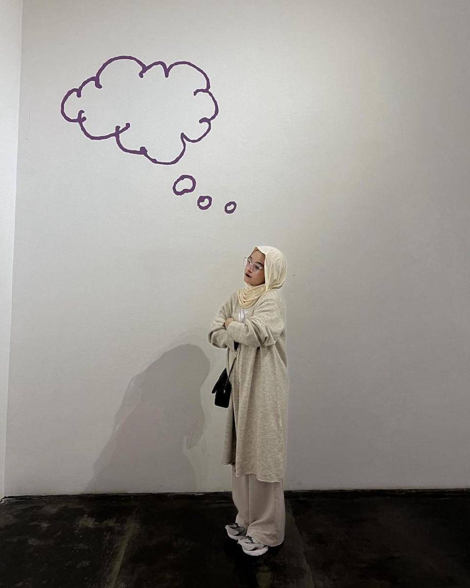 mix and match long pants ala Chichi Annisa (instagram.com/chichiiannisa)