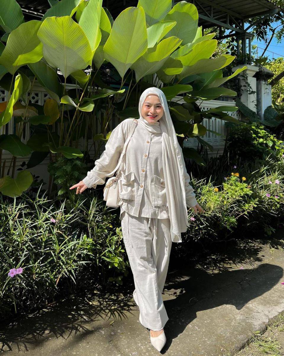 mix and match long pants ala Chichi Annisa (instagram.com/chichiiannisa)