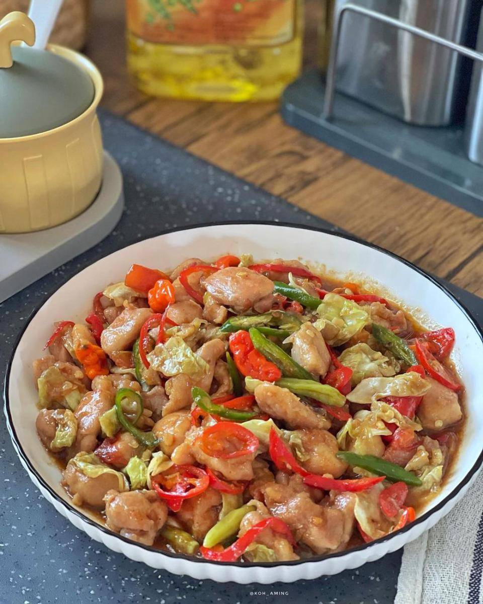 oseng ayam mercon (instagram.com/koh_aming)