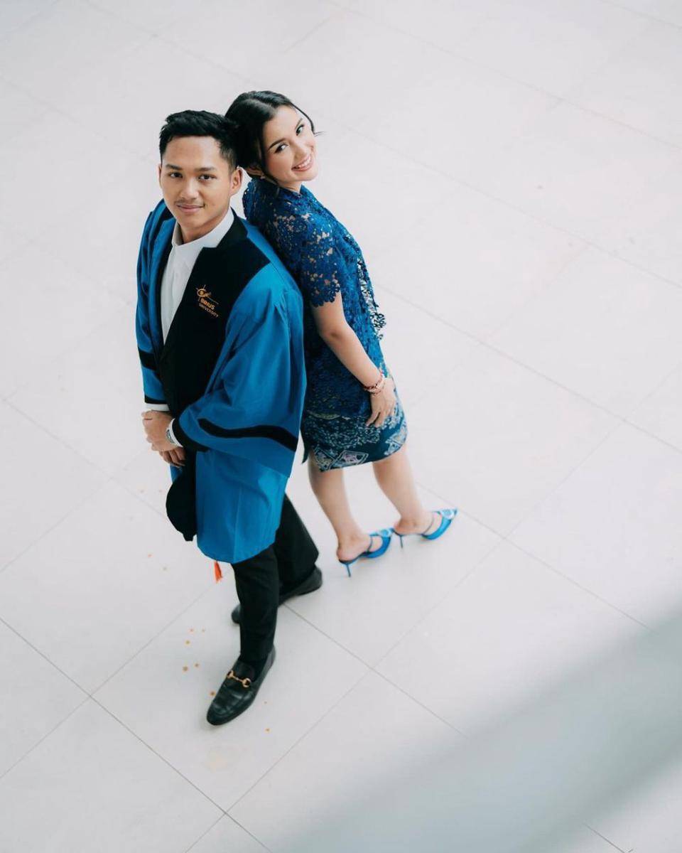 Sarah hadiri wisuda Azriel (Instagram.com/azriel_hermansyah)